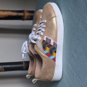 EUC- Jack Rodgers Ainsley Gold Chevron sneaker Size 9